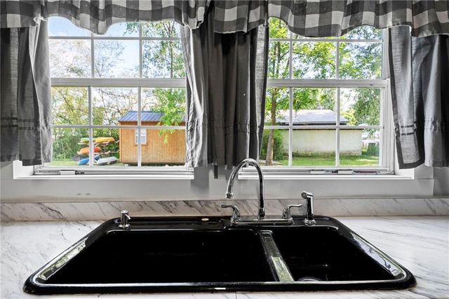 28 School Street NE, White, GA 30184