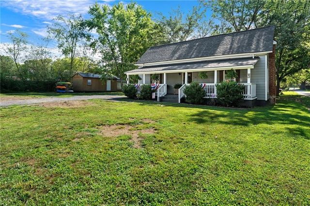 28 School Street NE, White, GA 30184