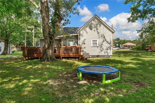 28 School Street NE, White, GA 30184