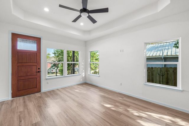 721 Chihuahua ST, Lockhart, TX 78644