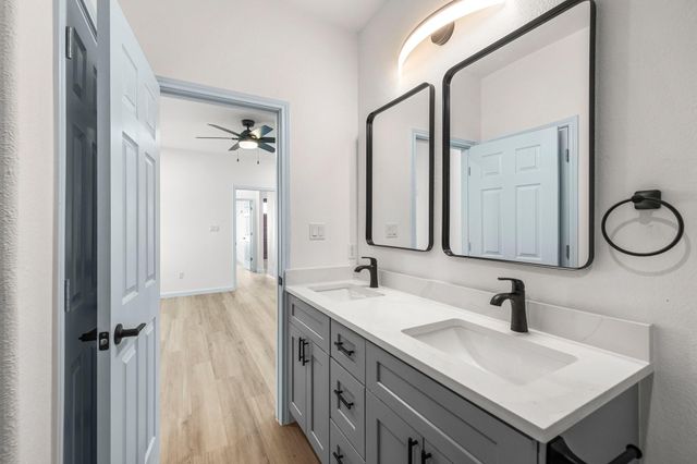 721 Chihuahua ST, Lockhart, TX 78644