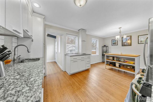 7044 Holly Hills Avenue, St Louis, MO 63123