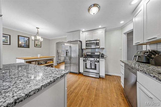 7044 Holly Hills Avenue, St Louis, MO 63123