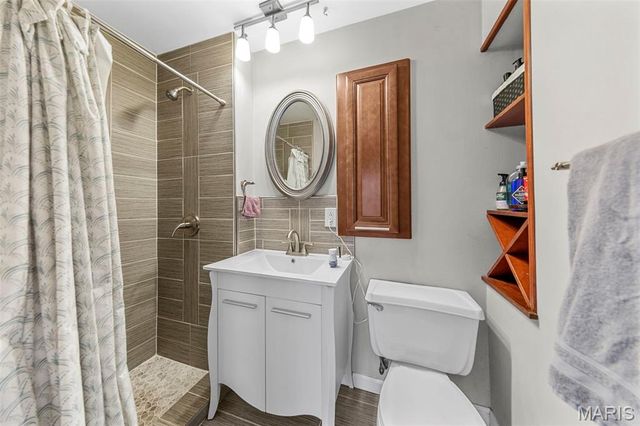 7044 Holly Hills Avenue, St Louis, MO 63123