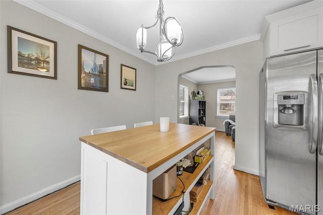 7044 Holly Hills Avenue, St Louis, MO 63123