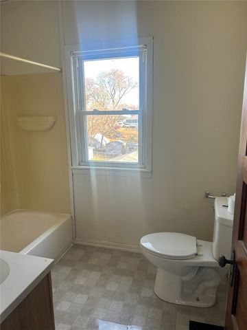 704 W 4th Street S, Newton, IA 50208