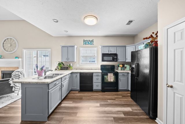 3737 Meadow Ridge Ln, Clarksville, TN 37040