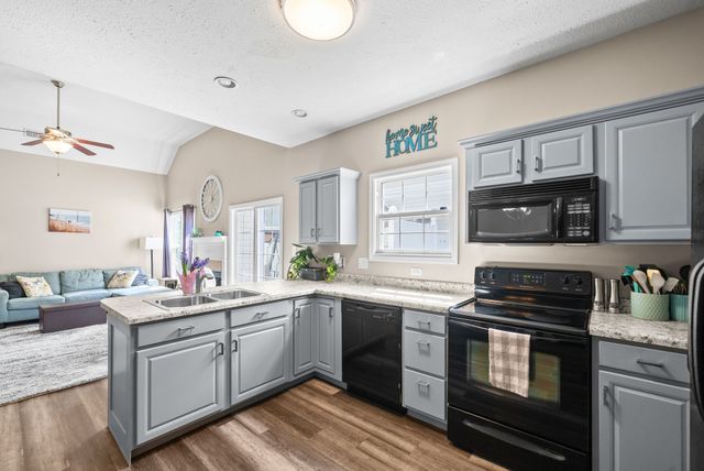 3737 Meadow Ridge Ln, Clarksville, TN 37040