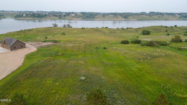 3076 Lake Front Drive, Jamestown, ND 58401 property photo