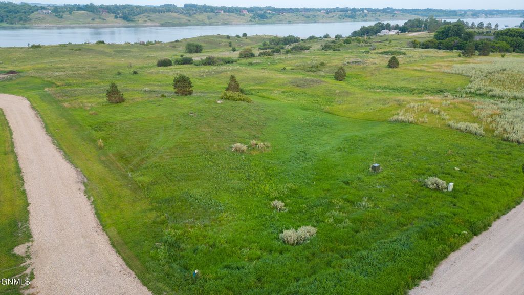 3076 Lake Front Drive, Jamestown, ND 58401 photo 2