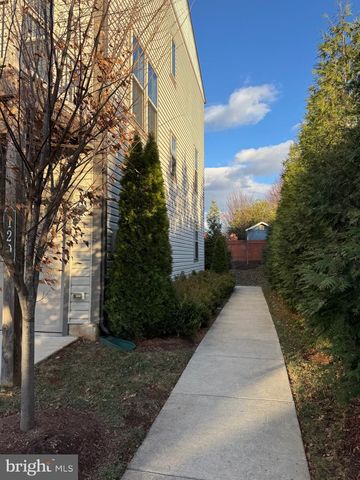 120 TOLOCKA TER NE, Leesburg, VA 20176