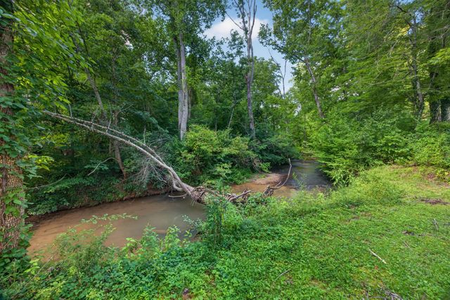 3669 N Riveroaks Dr, Cookeville, TN 38506