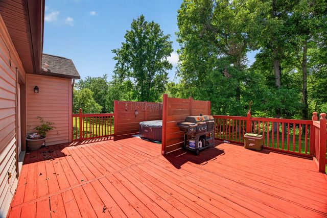 3669 N Riveroaks Dr, Cookeville, TN 38506