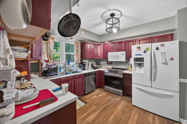 3669 N Riveroaks Dr, Cookeville, TN 38506