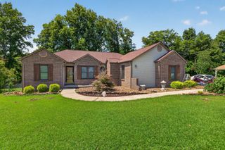 3669 N Riveroaks Dr, Cookeville, TN 38506