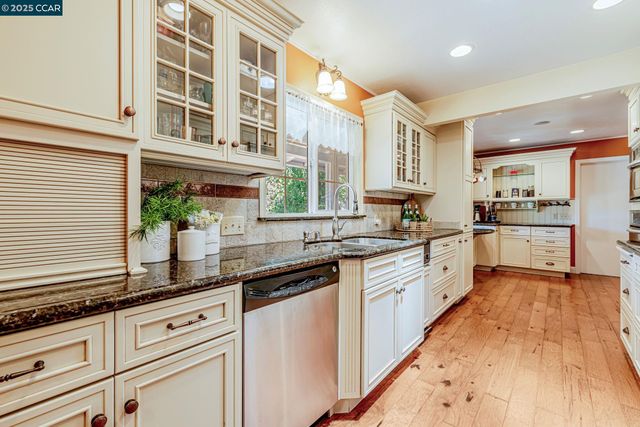 49 Terra Bella Dr, Walnut Creek, CA 94596