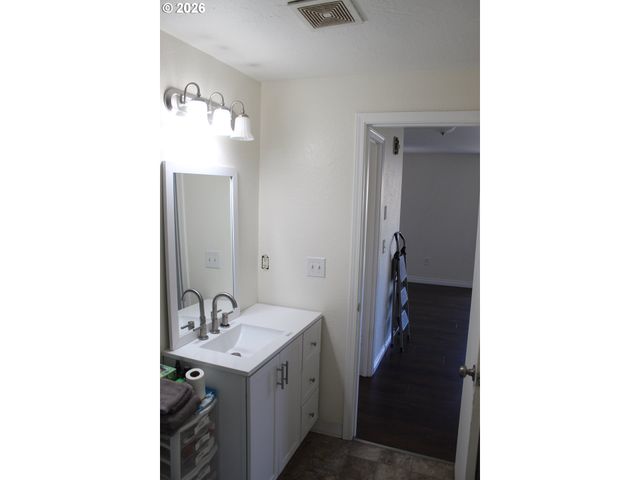 1403 N 4TH Ave, Kelso, WA 98626