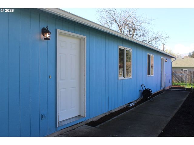 1403 N 4TH Ave, Kelso, WA 98626