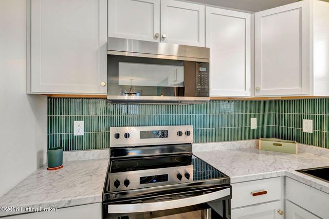 8611 Bluebell Dr, Louisville, KY 40219