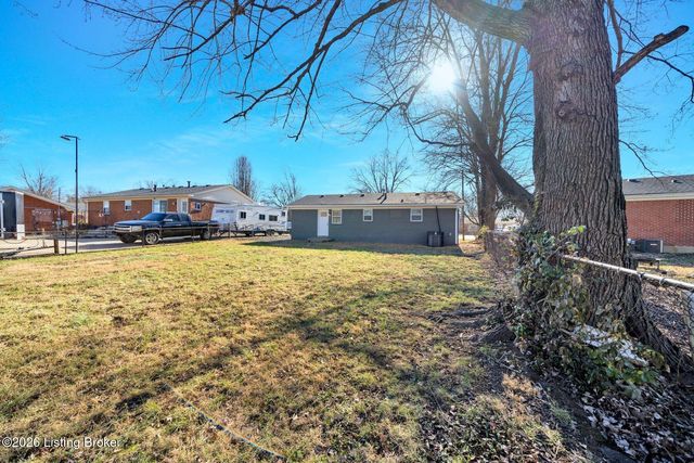 8611 Bluebell Dr, Louisville, KY 40219