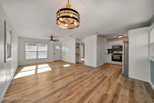 8611 Bluebell Dr, Louisville, KY 40219