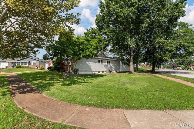 4688 Towne Centre Drive, Mehlville, MO 63128