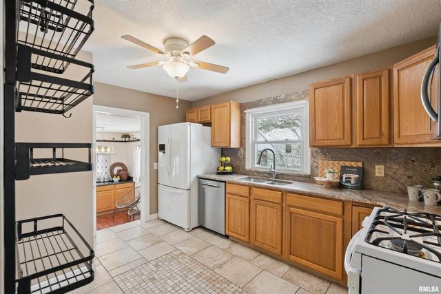 940 30TH Street, Bettendorf, IA 52722