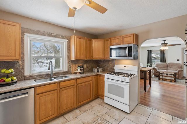 940 30TH Street, Bettendorf, IA 52722