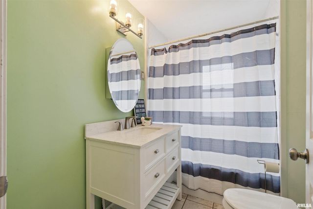 940 30TH Street, Bettendorf, IA 52722