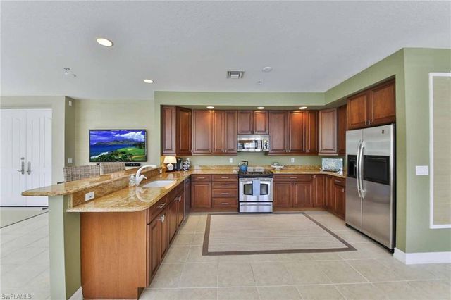 600 5th Ave S Apt 212, Naples, FL 34102