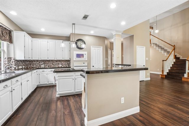 2809 Stonehurst Drive, Grapevine, TX 76051