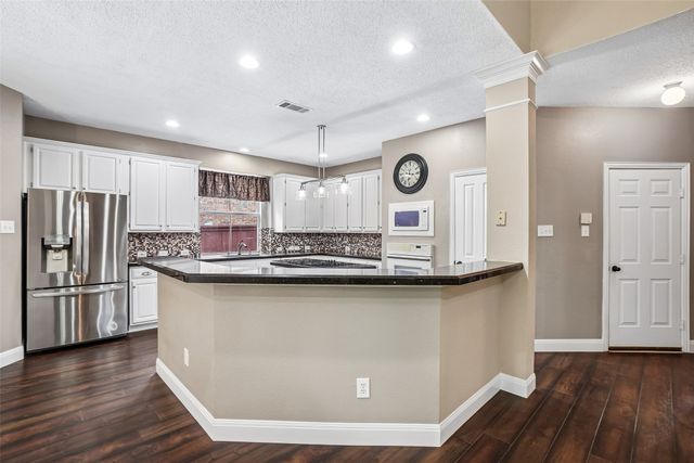 2809 Stonehurst Drive, Grapevine, TX 76051