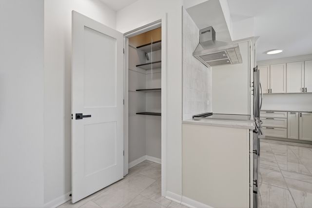 6 W Cypress Street, Arlington Heights, IL 60005