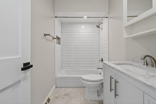 6 W Cypress Street, Arlington Heights, IL 60005