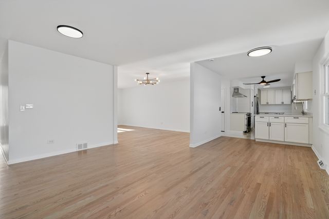 6 W Cypress Street, Arlington Heights, IL 60005