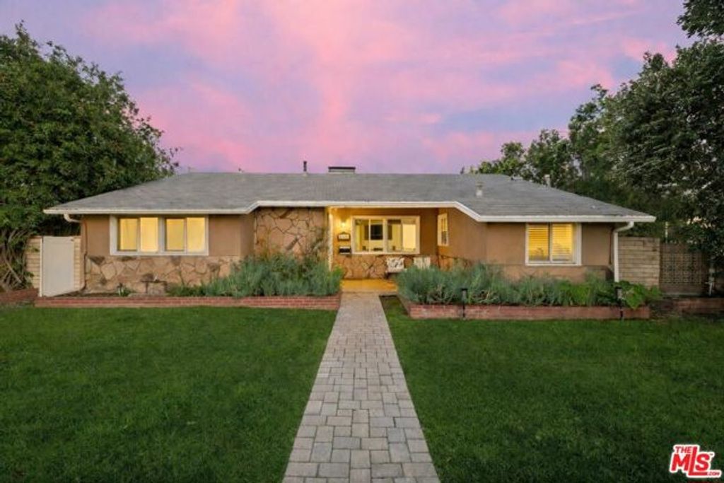 5208 Woodman Ave. Avenue, Sherman Oaks, CA 91401