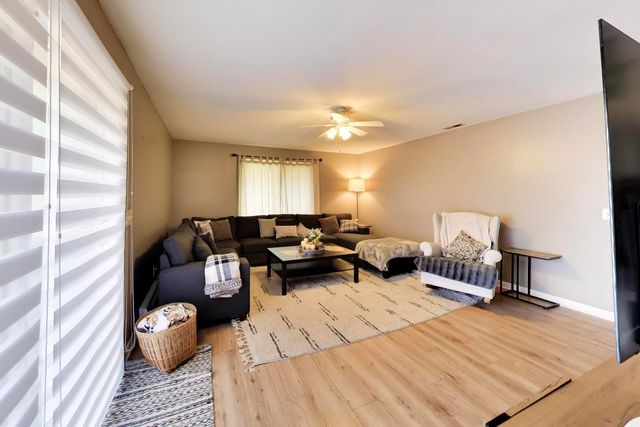 10S021 Plainfield Naperville Road, Naperville, IL 60564