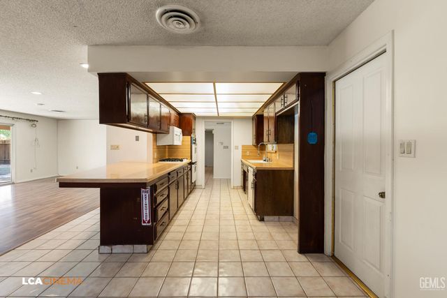 2301 Scarborough Lane, Bakersfield, CA 93309
