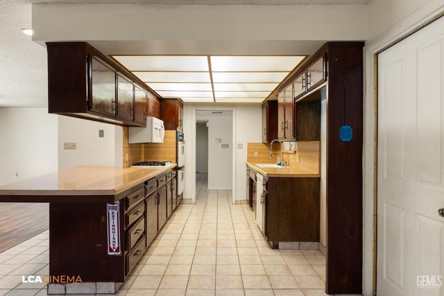 2301 Scarborough Lane, Bakersfield, CA 93309