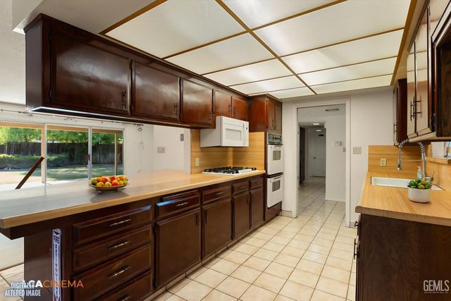 2301 Scarborough Lane, Bakersfield, CA 93309