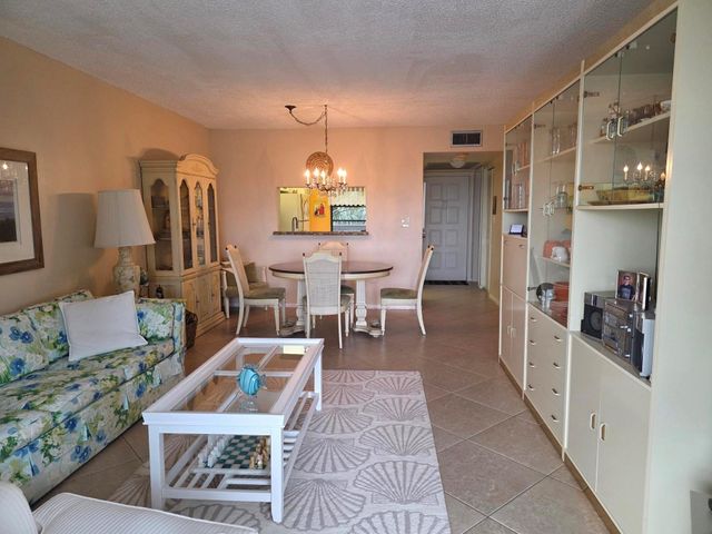 1001 Colony Point Circle 405, Pembroke Pines, FL 33026