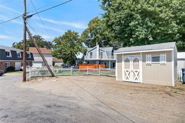 560 Saunders Avenue, Akron, OH 44319