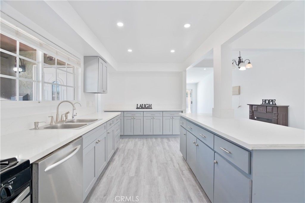 Image 4 of property listing at 1039 W Avenue J-14, Lancaster, CA 93534