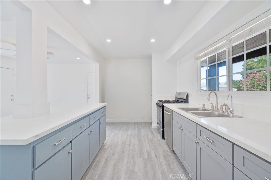 Image 5 of property listing at 1039 W Avenue J-14, Lancaster, CA 93534