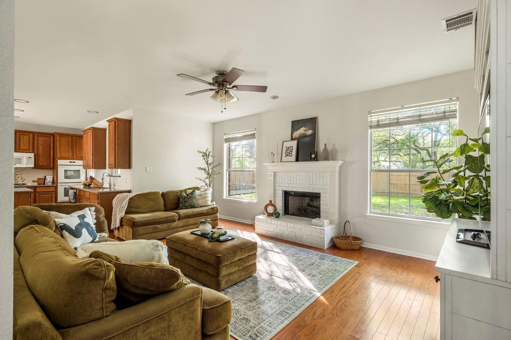 2030 Wood Glen DR, Round Rock, TX 78681