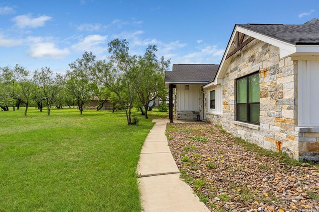 209 Gentle Breeze, Floresville, TX 78114