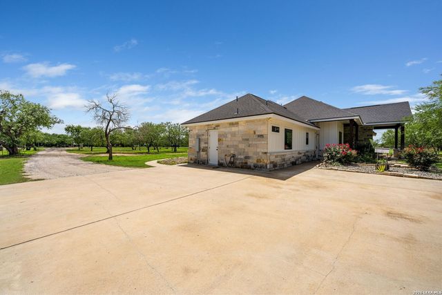 209 Gentle Breeze, Floresville, TX 78114