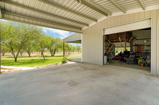 209 Gentle Breeze, Floresville, TX 78114