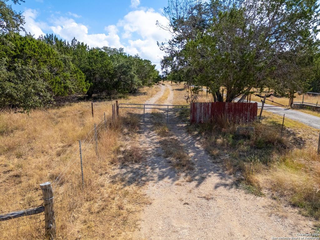 2181 Panther Hollow Dr, Bandera, TX 78003