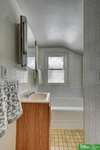 1525 S 25 Avenue, Omaha, NE 68105